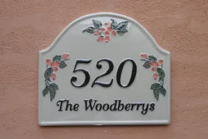 さくらんぼがかわいい愛らしい表札。