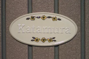 文字色とベース色は同じながらも小花柄でおしゃれは忘れずに。