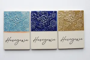 牡丹の模様が美しいコンパクト表札。