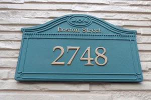 一番人気の表札。名前ではなく番地が入ることでスタイリッシュに。