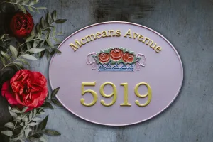 かわいらしいバラのバスケットに目が行きますね。